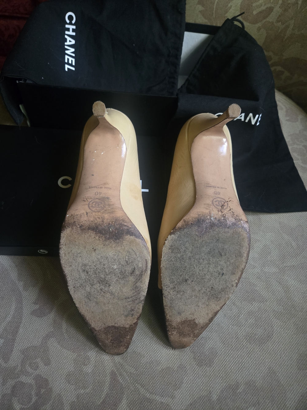 CHANEL Chic Two-Tone Beige and Black Cap-Toe Leather Pumps - Picture 11 of 16